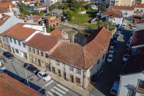 7 bedroom villa inserted in the ARU of Ovar, on Rua Doutor José Falcão, in need of total rehabilitation works. Inserted in a plot with 606 m2, it has an implantation area with 215 m2.   With potential for permanent housing or for tourist rental, give...