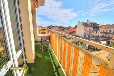 In the heart of Golfe-Juan, at 18 avenue du Midi. Within walking distance of shops and amenities, train station, port and beaches. Discover this magnificent 3-room apartment on the 4th and top floor (no elevator) of a small building with 8 residentia...