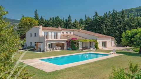 Imagine yourself in this villa nestled in the heart of 7,800 m² of landscaped grounds. A true sanctuary where elegance and comfort blend harmoniously. The cathedral living room with mezzanine is the beating heart of this 400 m² family home. A bright ...