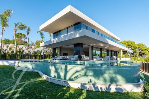 Ervaar pure luxe in dit eigentijdse meesterwerk in de prestigieuze wijk Costa d'en Blanes, aan de betoverende zuidwestkust van Mallorca. Deze moderne villa valt op door zijn elegante ontwerp en strekt zich uit over een royaal perceel van 950 m². De i...