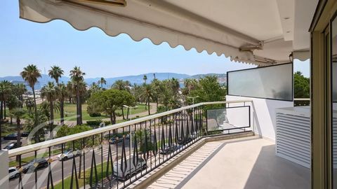 On a high floor in a well-known residence facing Port Canto, magnificent sea-view apartment completely renovated and decorated. With a 