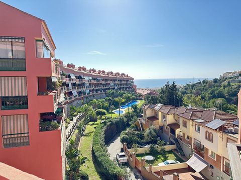 Fantastic penthouse duplex in Torreblanca, Fuengirola. This spacious 138 m2 property is spread over two floors and offers 4 bedrooms and 3 bathrooms. The property has 4 lovely and usable south-facing terraces that ensure sunlight all day and great vi...