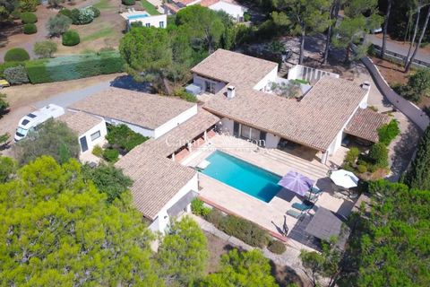 Puget sur Argens, district van de luitenant, in een bevoorrecht domein van stand, Prachtige villa op één niveau. Veel karakter en charme. In perfecte staat. Groot vlak land mooi bebost met moestuin. Poort met directe toegang tot het bos. Driedubbele ...