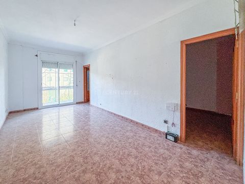 Se vende piso luminoso y bien distribuido en una de las zonas más prácticas y tranquilas de Badalona. Ideal para familias o parejas que buscan comodidad y cercanía a todos los servicios. Características principales: 3 habitaciones amplias y versátile...