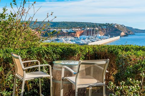 Nestled near the prestigious Port Adriano, this sea view villa is an exquisite gem in Santa Ponsa's gated community. Surrounded by a lush communal garden and a serene lagoon pool, this tranquil oasis is framed by swaying palm trees, offering an idyll...