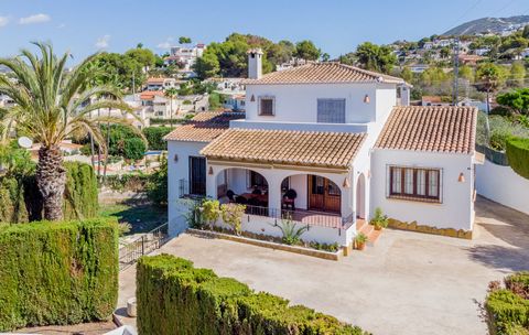 Deze mediterrane woning biedt een geweldige kans voor wie op zoek is naar een gezellig en functioneel huis in de rustige en gewilde buurt van Costera de Mar in Moraira. Met 260 m² aan woonoppervlak op een perceel van meer dan 1.600 m², biedt het huis...