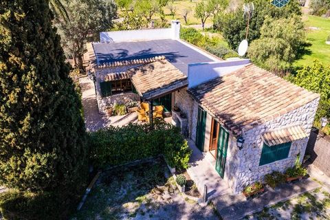 Can Moreu es una preciosa finca rústica situada en un entorno privilegiado a la entrada del bonito pueblo de Caimari. El terreno mide 15.000 m2 y está lleno de almendros y otros árboles frutales como higueras. Amplias terrazas con muebles de jardín d...