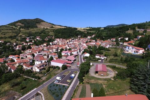 In het noorden de Puys-keten, in het westen het Sancy-massief en in het oosten het Forez-gebergte, de VVF Montpeyroux Auvergne in Parent bevindt zich in een ideale positie om u de bergen van de Auvergne en al hun diversiteit te laten ontdekken. Tijde...