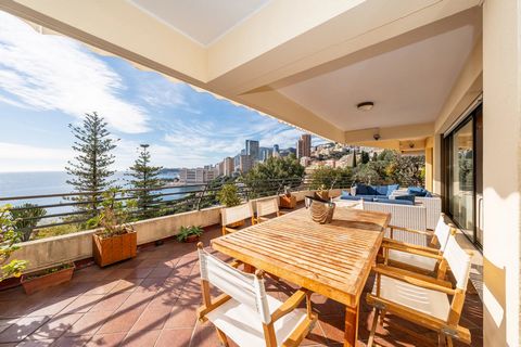 Located in Roquebrune-Cap-Martin, in a sought-after neighborhood, luxurious 3 bedroom apartment in a private estate with exceptional views of the sea, the Principality and Monte Carlo Beach. With a surface area of 130 m2, it comprises a large living/...