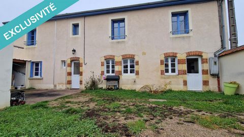 Située à La Guerche-sur-l'Aubois (18150), cette maison de 106 m² offre un cadre de vie paisible dans un environnement urbain. À proximité immédiate des écoles et du collège, elle séduit par sa praticité au quotidien. La ville animée propose diverses ...