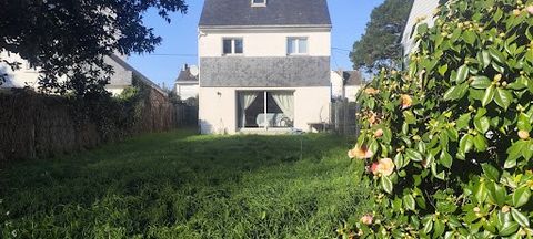 Kermarrec immobilier vous présente: Située dans un quartier résidentiel paisible de Carnac Plage, cette maison bénéficie d'un emplacement idéal, à quelques pas des plages. Son exposition sud-est lui permet de profiter d'une belle luminosité tout au l...