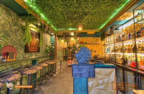 For sale: goodwill of a tastefully renovated bar, located in the heart of Juan-les-Pins, on a busy pedestrian street. The bar features a welcoming terrace and a modern, air-conditioned, ready-to-use interior. It also boasts standard toilet facilities...