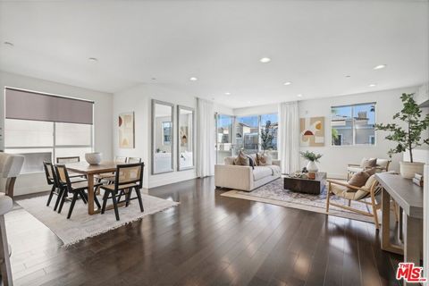 Rarely Available, Top-floor, Corner, Front-Facing Townhouse is the perfect blend of modern design, expansive living spaces, privacy and natural light from two exposures. Almost 1700sf, only one common wall, high-end appointments and finishes, and a s...