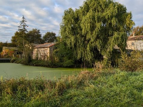 Découvrez en exclusivité, cette longère de 160 m², située dans un hameau paisible entouré de nature à Nueil-les-Aubiers (nord), parfaite pour les amoureux de calme et de grands espaces ! Rez-de-chaussée : - Un grand salon lumineux de 33m2 - Une cuisi...