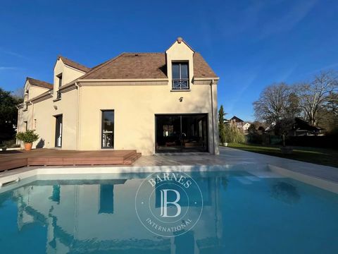 Barnes Versailles is listing this elegant contemporary house built in 2017 offering 300m² (3,229 sq ft) of floor space and set on a 1,211m² (13,035 sq ft) wooded plot, in the quiet and preserved residential area of Les Metz, in Jouy-en-Josas. This pr...