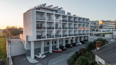 Apartamento T2 com apenas 4 anos, totalmente mobilado e equipado, integradono 2º piso de um dos mais recentes empreendimentos no centrode Ferreiros, Amares, com uma arquitetura contemporânea, com acabamentos dequalidade.   Este imóvel com cerca de 11...