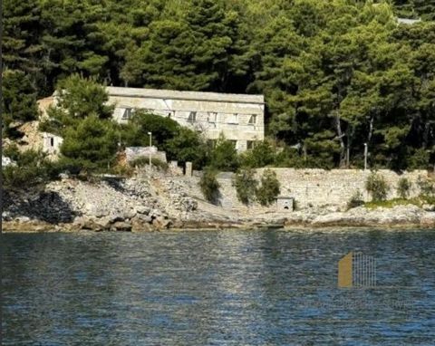 Investment Opportunity! An old hotel for demolition, located in an exceptionally attractive location right by the sea in the small fishing village of Stomorska on the island of Šolta. Only 200 meters from the town center, this location offers excelle...