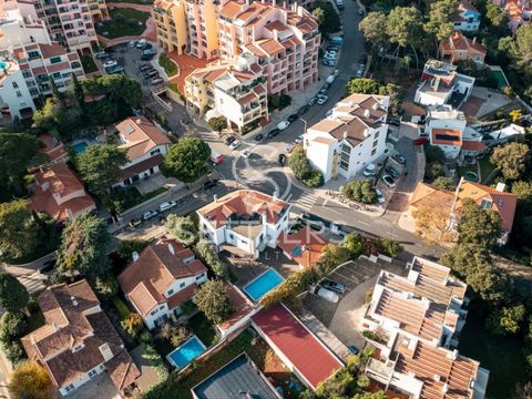 Detached house in the heart of the Historic Center of Cascais, in the Bairro dos Bem Lembrados, just a few meters from the sea, the cycle path, and the stunning beaches of Cascais. Remodeled with the charm and quality that its location demands, it ha...