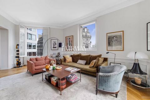 Un appartement familial ensoleillé avec vues dégagées ! Fairway Luxury Real Estate vous présente ce bien d'exception situé au cœur de la Plaine Monceau, entre la place Wagram et la place Pereire, à proximité immédiate de l’école Sainte Ursule. Cet ap...