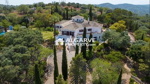 Located in Estoi. This exceptional property is a unique opportunity to own a villa with incredible flexibility, charm, and business potential. The villa features six apartments with a total of seven bedrooms. The main apartment, designed for the owne...