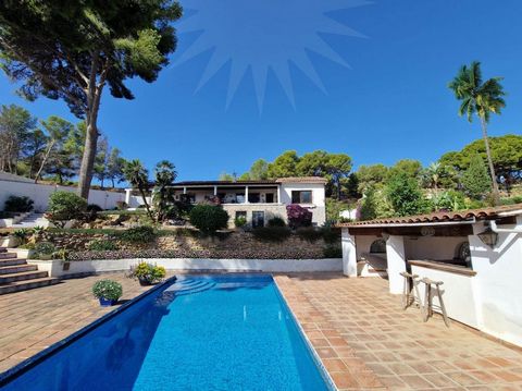 Charming Villa with Great Potential in Torremolinos This spacious villa, located in an elevated residential area of Torremolinos, offers stunning panoramic views of Malaga and the Mediterranean Sea. Situated on a private **1,816 m2 plot**, the proper...