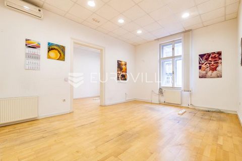 Zagreb, Gundulićeva Street, five-room apartment/office of 150 m2 on the 1st floor of a well-maintained building. It consists of an entrance hall, hallway, five spacious office rooms, a kitchen and two bathrooms. Overhead costs are paid according to c...