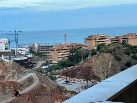 Appartement gelegen in Torreblanca del Sol Fuengirola in een rustige en goed bereikbare omgeving grenzend aan een prachtig kustpad dat het complex verbindt met het strand voor een heerlijke wandeling Het complex beschikt over twee zwembaden een fitne...