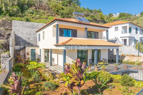 Identifizierung der Immobilie: ZMPT573426 3+1 Schlafzimmer Villa mit Meerblick nur 5 Minuten von Funchal entfernt! Wenn Sie auf der Suche nach Komfort, Qualität und einer atemberaubenden Aussicht sind, ist dies das Haus Ihrer Träume! Hauptmerkmale: U...