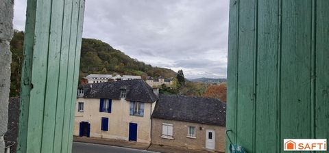 Located in the charming town of Terrasson-Lavilledieu, this house is an excellent investment for those looking for a house to renovate in a central location. Outside, the slate roof brings character to the property, giving it a traditional and warm a...