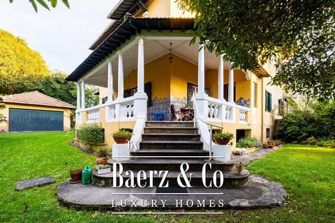 Fantastic villa in Miramar that need of some modernization works. We can say one of the few existing in Miramar that mark a time of charm, comfort and good taste. Built by the famous architect Antonio Julio Teixeira Lopes, it was the renowned archite...