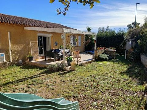 NOUVEAUTE! Dans secteur calme et recherché, à proximité immédiate des commerces, magnifique villa de plain pied d'environ 115m² + appartement indépendant de 44m² sur un terrain de 618m² clos et arboré. La villa de 2003 est composée d'une entrée, d'un...