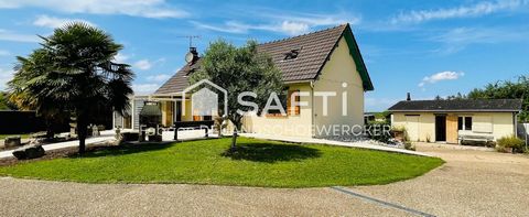 Pavillon de 130m2 environ sur une parcelle de 1992m2 avec piscine et dépendances. Située à 10mn du centre de Cosne Cours sur Loire, la maison dispose de plain pied: - d'une cuisine aménagée et équipée ouverte sur séjour, surface totale de 40m2. - Gra...