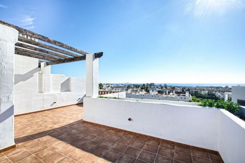 LUXURIOUS DUPLEX PENTHOUSE WITH PANORAMIC VIEWS IN SELWO ESTEPONA Welcome to this stunning duplex penthouse nestled in the tranquil neighborhood of Selwo Estepona offering the epitome of modern luxury living As you step into this spacious penthouse y...