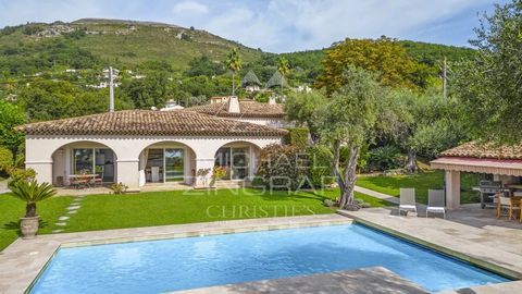 Entdecken Sie diese wunderschöne ebenerdige Villa von 175m² mit fünf Schlafzimmern, einem großen Pool und einem Garten von ca. 2000 m² mit einem atemberaubenden Blick auf das Meer. Sie befindet sich in einer begehrten Gegend, nur wenige Schritte vom ...