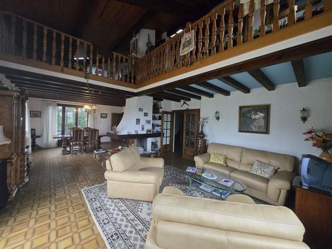 PREVESSIN MOENS - EXCLUSIVE: Discover this charming family home of 176 m² of living space, nestled on a vast plot of 1,316 m². This rare property offers you an ideal living environment, combining comfort and potential. On the ground floor: - A large ...