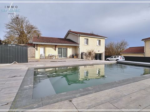 Maison contemporaine de 2013 à Vonnas, terrain clos de 760 m2, piscine et terrasses Découvrez cette maison contemporaine d’exception, bâtie en 2013, située au calme d’une impasse à Vonnas. Proposée en exclusivité par l’agence Immosalignac, elle offre...