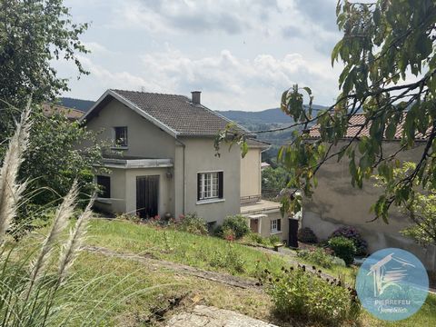 Mandat unique : PIERREFEU IMMOBILIER vous présente sur les hauts de Tarare, à 5 minutes du centre-ville, une maison de 164m2 comprenant : cuisine, salle à manger, salon donnant sur terrasse, 4 chambres, salle de bains, 2 wc, greniers, ainsi que des d...