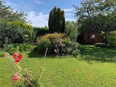 Vous serez séduits par cette maison de 118m² , dans un quartier recherché de Combs la Ville. Idéalement placée, vous apprécierez la localisation de cette jolie maison située au calme, avec une vue imprenable sur la campagne, tout en étant à proximité...