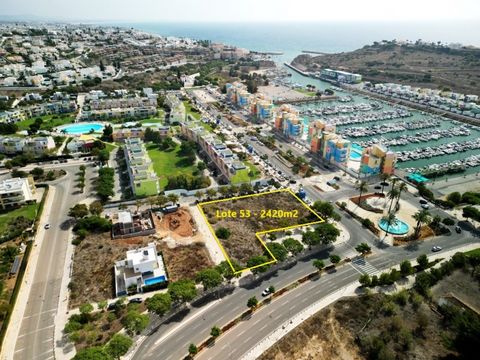 Perceel met 2420m2 voor de bouw van een residentieel/commercieel/dienstverlenend gebouw, naast de jachthaven van Albufeira, Algarve. Kavel 53 met een oppervlakte van 2420m2 maakt de bouw van 2 bovengrondse en maximaal twee verdiepingen onder de grond...