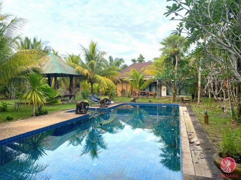 Eingebettet in die ruhige Küstengemeinde Bang Muang, Phangnga, bietet diese exquisite Poolvilla mit 3 Schlafzimmern eine unvergleichliche Mischung aus Ruhe, Komfort und luxuriösem Wohnen. Mit einem sorgfältig gestalteten Design und einer Reihe von Pr...