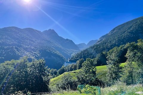 Położony w spokojnej i panoramicznej okolicy w Stans, Tyrol, czarujący Roßweidhütte oferuje spokojną ucieczkę, sąsiadując z przyjazną farmą gościnnych gospodarzy. Chata jest otoczona ogrodzonym ogrodem i ma urocze zwierzęta gospodarskie, w tym kury, ...