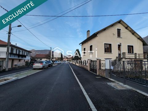 Sur un secteur privilégié de Vizille apprécié pour son bel ensoleillement et son calme, non loin de la gendarmerie et du lycée, du bus et des commerces, cette villa de 91 m² + 1 pièce aménageable de 34 m² édifiée sur garage et caves vous offrira un c...