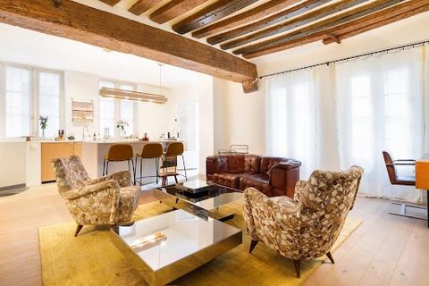 In a hidden setting, in a 17th-century building, on the ground floor and first floor, a charming 86 m2 Carrez (94 m2 on the ground) apartment, formerly the main residence of François Mitterrand, completely renovated with high-quality materials, openi...