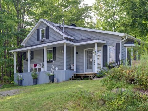 Entre lacs et montagnes : votre refuge parfait dans les Laurentides ! Laissez-vous séduire par ce chalet au charme unique, niché au coeur de la nature, où calme et bien-être sont au rendez-vous. Avec son ambiance romantique et moderne, il offre un ca...