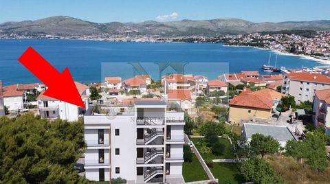 A vendre est un appartement penthouse S6 avec une terrasse sur le toit au deuxième étage d’un nouvel immeuble avec 6 unités résidentielles, dans un emplacement privilégié à Okrug Gornji, île de Čiovo. Distance de la plage et des commerces 150m, de l’...