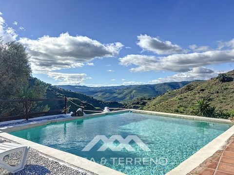 Deze buitengewone woning combineert traditionele Andalusische architectuur met een werkelijk unieke flair. Met zijn warme kleuren, houten balken plafonds en zorgvuldig gemaakte details straalt het een gastvrije en gezellige sfeer uit. Wat dit huis bi...