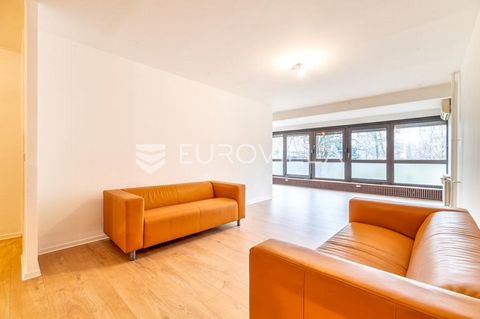 Špansko, business space of 125 m2 on the high ground floor of a well-built and maintained building. The apartment was completely renovated in 2025. It consists of an entrance hall, 5 work rooms, a fully equipped kitchen, 2 bathrooms and a storage roo...