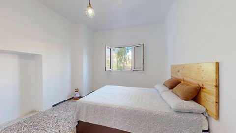 OPPORTUNITYâ€¦! Versatile and bright house, ready to move into, with a variety of possibilities, located in a safe, pleasant and quiet environment, with all services close at hand and well connected, located in La Capital a few minutes from the Los A...