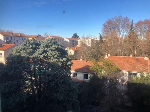 A vendre appartement de 56 m2 dans un quartier sud d'Avignon proche de toutes commodités (commerces, bus, tram, écoles?). Il est composé de 2 chambres, d'un grand séjour - cuisine équipée de 25m2, d'une salle de bain avec baignoire. Il dispose égalem...