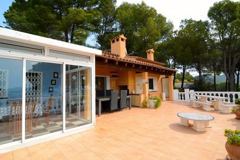 Grande maison avec piscine privée à Torre Vella, l'Estartit. Cette maison dispose de 5 chambres, 5 salles de bains et un WC. Grande amplitude pour une famille de 10 personnes. Sur deux étages, en haut, il y a 2 chambres à coucher, un grand salon avec...